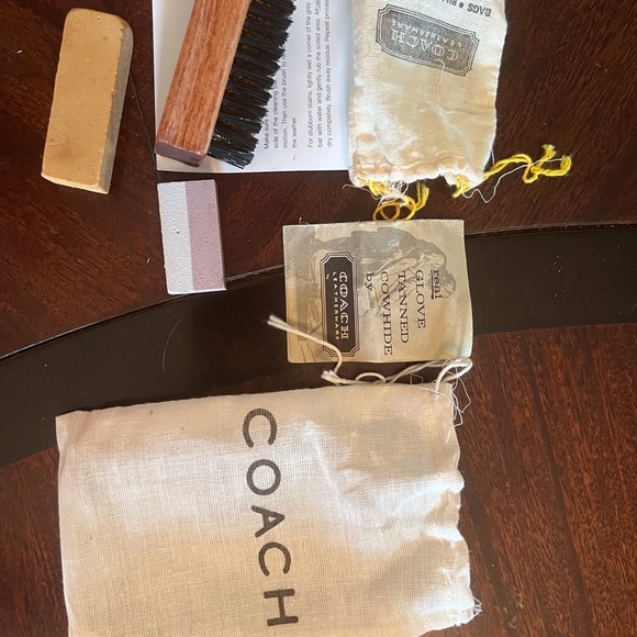 Coach cleaning brush set for bags - Picture 2 of 3